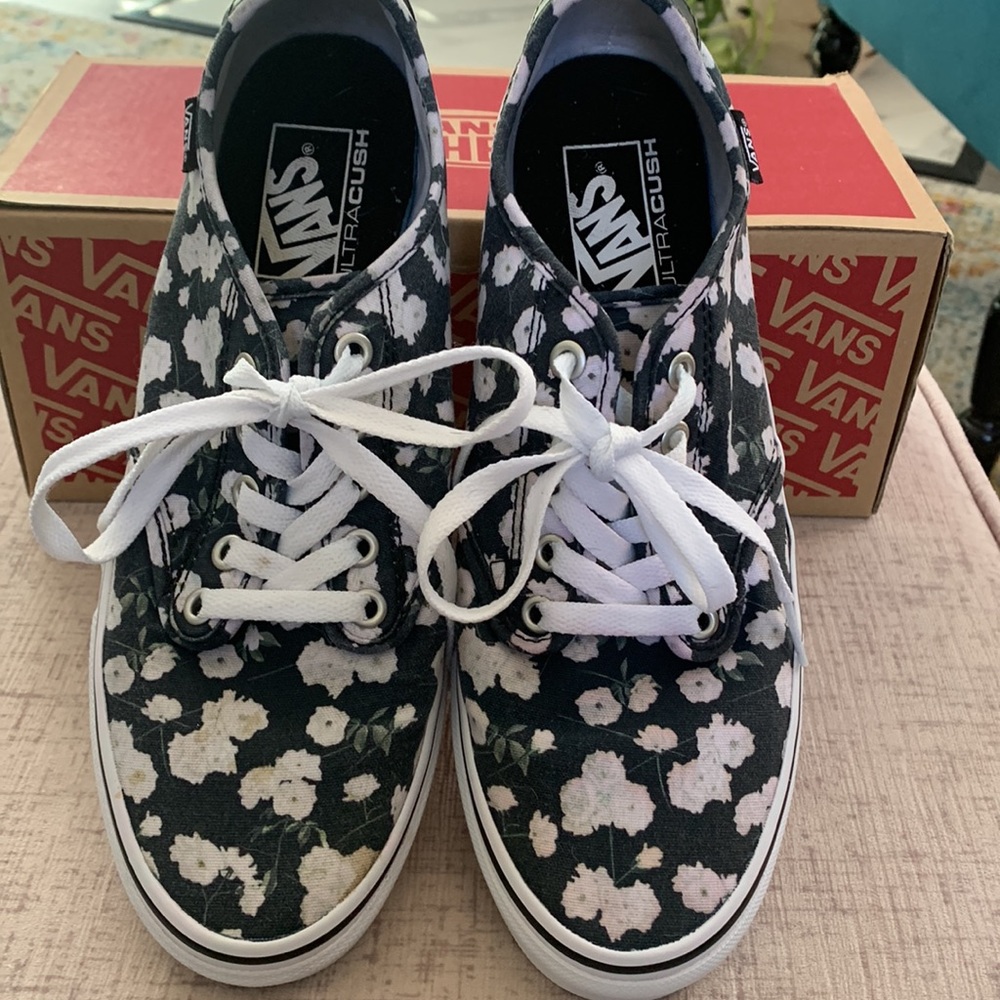 Vans Camden Deluxe Black and White Floral Sneaker with Ultracush Insole